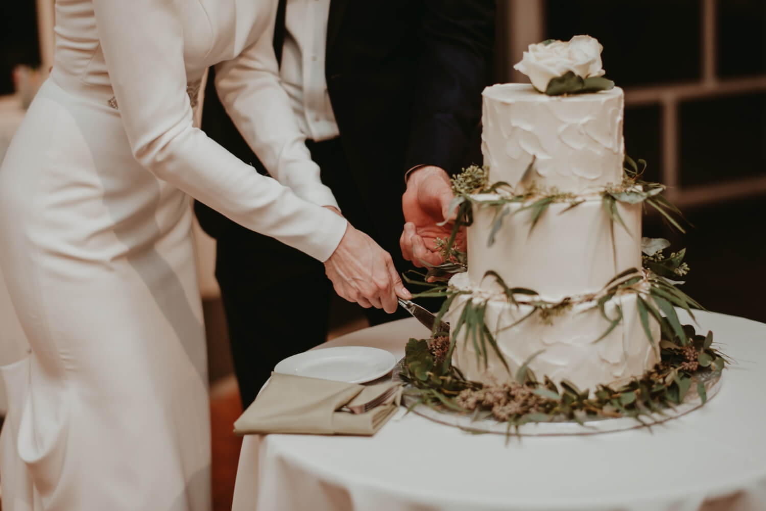 Reception Decor Elmhurst art Museum Wedding - The Adamkovi Chicago wedding photographer - Cake cutting