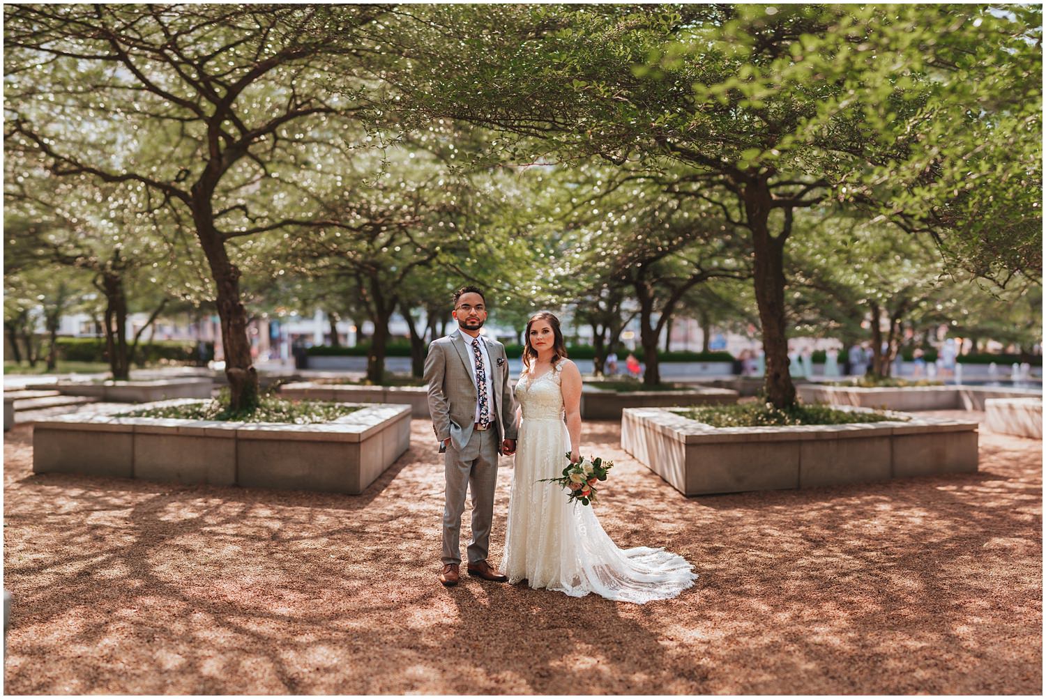 Art institute gardens Chicago, Wedding photography - bride and groom portraits