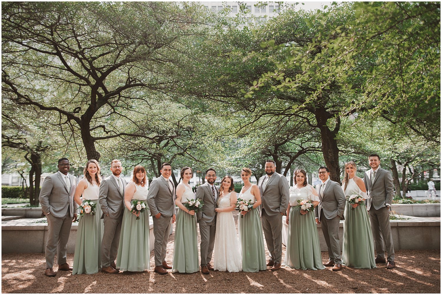 Art institute gardens Chicago, Wedding photography - wedding party photos